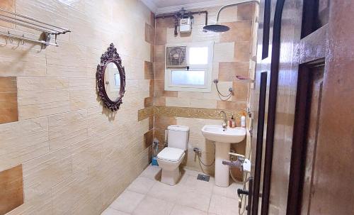 Ένα μπάνιο στο CHEOPS PYRAMIDS VIEW Apartment