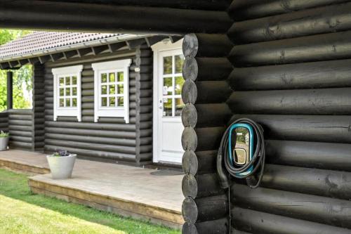 a log cabin with a parking meter on the side of it at 30118-Odder-Pouli-Nielsensvej-27 in Beder