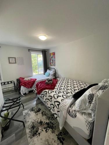 Katil atau katil-katil dalam bilik di FREE PARKING - Full APARTMENT - 5 min walk to METRO - CENTRAL LOCATION