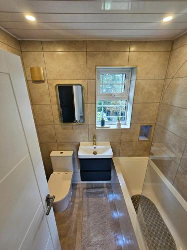Koupelna v ubytování 3 bedroom luxury house - Quiet & Central with free parking
