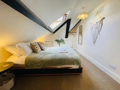 Ένα ή περισσότερα κρεβάτια σε δωμάτιο στο Langdale Loft - Whitby