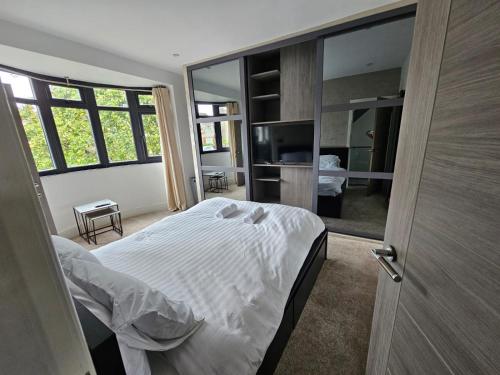 Giường trong phòng chung tại Exceptional 3 Bedroom House with Hot Tub