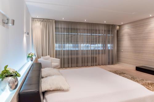 Postel nebo postele na pokoji v ubytování Luxury Apartment Herastrau Nord- 240 sqm - Spa, Pool & Gym Access