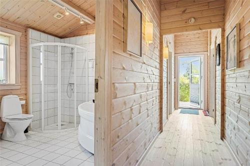 un bagno con wc, doccia e lavandino di 40505-Juelsminde-Pot-Strandby-326 a Sønderby