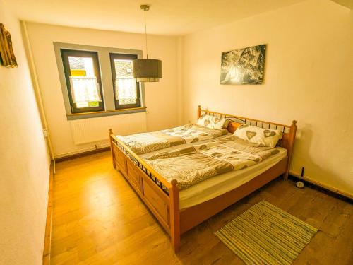 a bedroom with a bed in a room at Pension bei Goscha mit Schlossblick in Braunfels