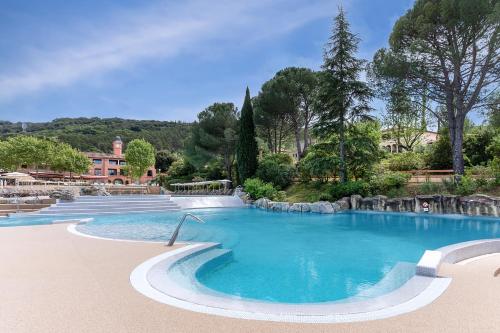 Bazén v ubytování Village Pierre & Vacances Le Rouret nebo v jeho okolí