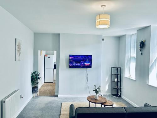 Μια τηλεόραση ή/και κέντρο ψυχαγωγίας στο Rochester - Modern Flats Near Castle, Strood - Medway 1 or 2 Bedroom