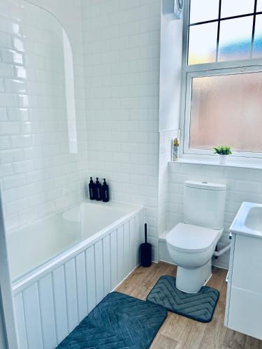 a bathroom with a toilet and a tub and a sink at Rochester - Modern Flats Near Castle, Strood - Medway 1 or 2 Bedroom in Wainscot
