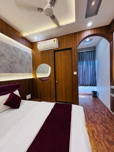 Postel nebo postele na pokoji v ubytování Hotel K Max