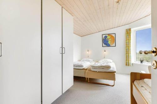 una camera da letto con due letti e una finestra di 30579-Odder-Dyngby-Havvej-5 a Odder