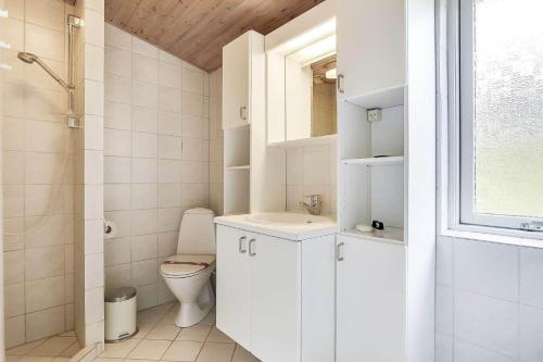un bagno bianco con un water e un lavandino di 30579-Odder-Dyngby-Havvej-5 a Odder
