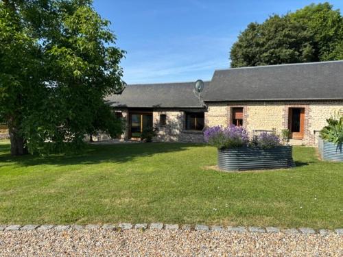 a brick house with a yard with a house at Gîte des vaux in Radepont