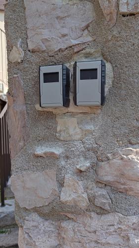 a stone wall with two microwaves on it at Cà Dossa in Padergnone