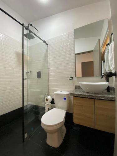 ein Badezimmer mit Toilette und Waschbecken in der Unterkunft 313Apartaestudio del cedro in Bogotá