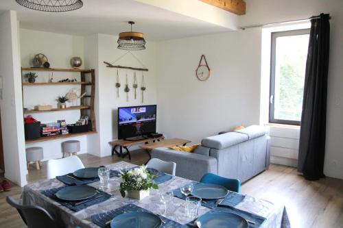 Μια τηλεόραση ή/και κέντρο ψυχαγωγίας στο Appartement duplex dans une ancienne usine