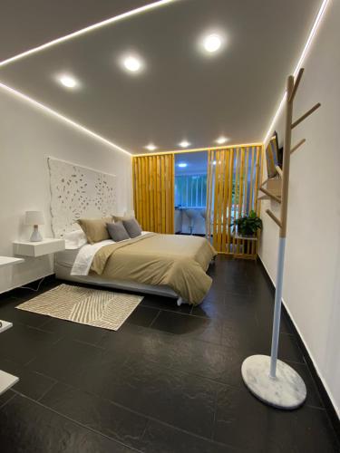 ein Schlafzimmer mit einem Bett und einer Lampe darin in der Unterkunft 313Apartaestudio del cedro in Bogotá