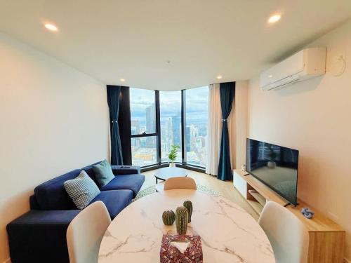 Μια τηλεόραση ή/και κέντρο ψυχαγωγίας στο Views comfort luxury heart of Melbourne