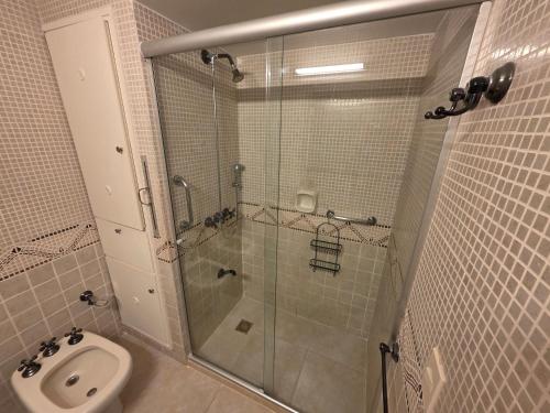 a bathroom with a glass shower and a toilet at Punta del Este Santos Dumont apto 612 Centrico y a un paso de la playa in Punta del Este