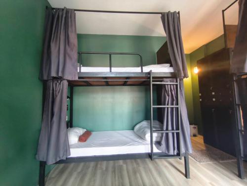 Katil atau katil-katil dalam bilik di Nimman Nest Hostel & Cafe