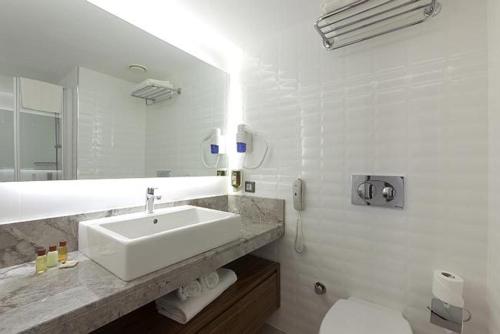 Et badeværelse på Kalinda Inn Hotel Ilıca Cesme
