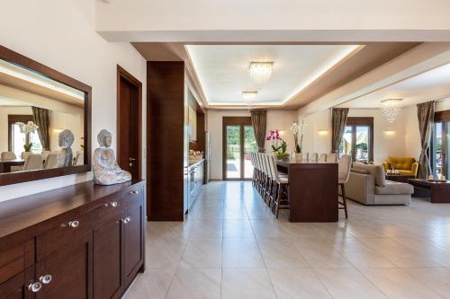 Χώρος καθιστικού στο Ino Villa, Unique Group Gatherings, By ThinkVilla