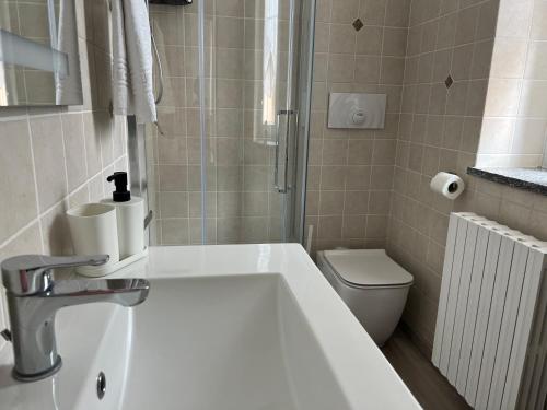 a bathroom with a bath tub and a toilet at Sweet Home - Wi-fi Gratuito in Monza