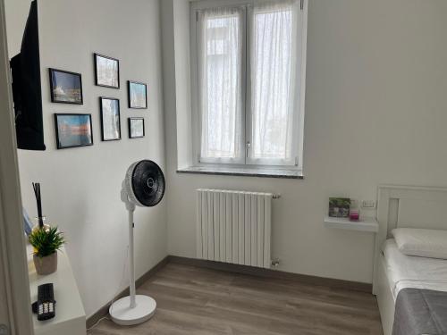 a white room with a fan and a window at Sweet Home - Wi-fi Gratuito in Monza