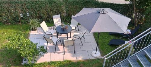 an overhead view of a patio with a table and an umbrella at Ferienwohnung Ohne Gleichen 