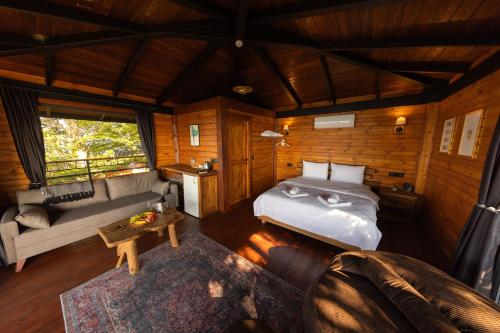 Ένα ή περισσότερα κρεβάτια σε δωμάτιο στο Indra Village Hotel