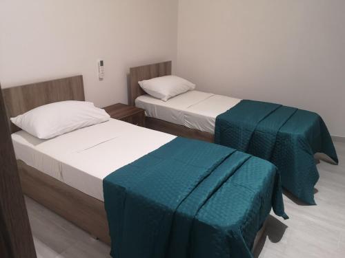 Postel nebo postele na pokoji v ubytování Torri seafront apartments