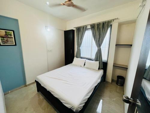 Ένα ή περισσότερα κρεβάτια σε δωμάτιο στο Anahat Host All 2BHK Service Apartment