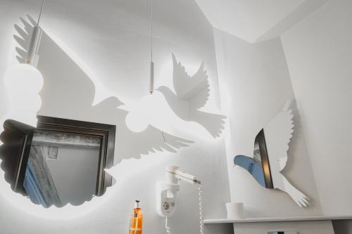 a room with white birds on the wall at Conacul Archia in Deva