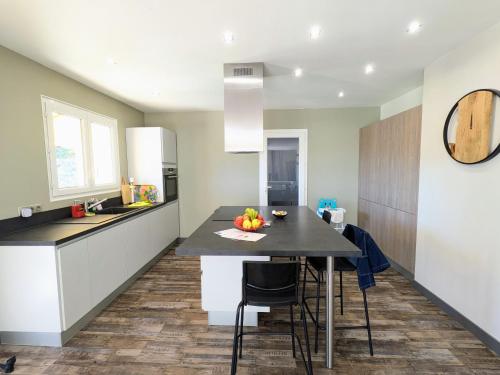 Una cocina con una mesa con fruta encima. en Le Soleil Levant - Villa familiale au coeur des sites incontournables, en Peypin