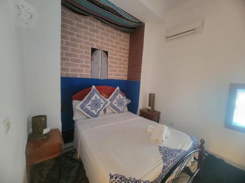 Una cama o camas en una habitación de Riad Dar Lemdrssa