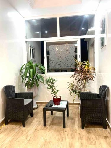 a living room with two chairs and a table at Belle Villa Appartement avec Gardien in Mbaw Gou Ndaw