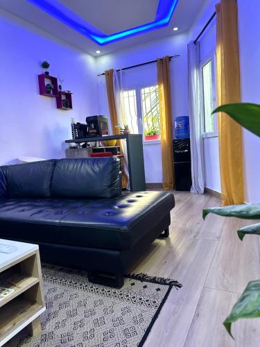 a living room with a couch and a blue ceiling at Belle Villa Appartement avec Gardien in Mbaw Gou Ndaw