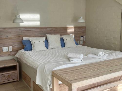 Un dormitorio con una cama grande con toallas. en Blue Waves, en Fish Hoek