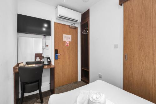 Signature Hotel Londonにあるベッド