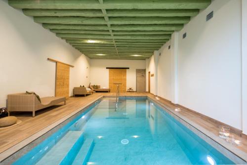 a large swimming pool in a building at Dependance del Brenta in Fiesso dʼArtico