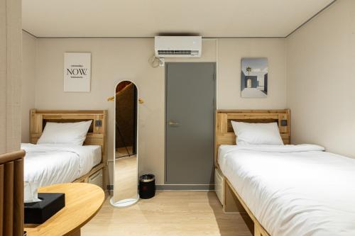 Кровать или кровати в номере Hi Seodaemun