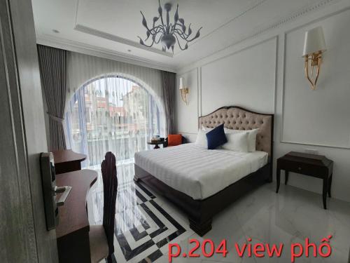 Postel nebo postele na pokoji v ubytování WHITE HOTEL