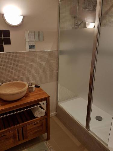 une salle de bain avec un lavabo et une douche dans l'établissement Guesthouse, à Canet