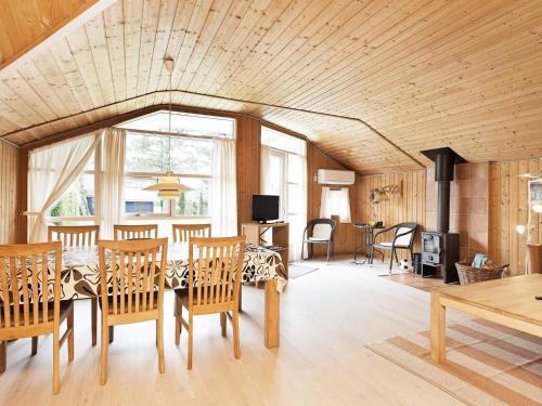 ein Esszimmer mit Tisch und Stühlen in der Unterkunft 8 person holiday home in Rødby-By Traum in Kramnitse