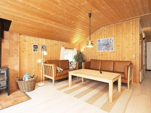 ein Wohnzimmer mit Sofa und Tisch in der Unterkunft 8 person holiday home in Rødby-By Traum in Kramnitse