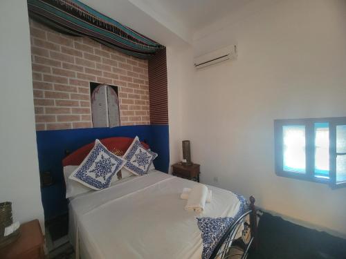 Una cama o camas en una habitación de Riad Dar Lemdrssa