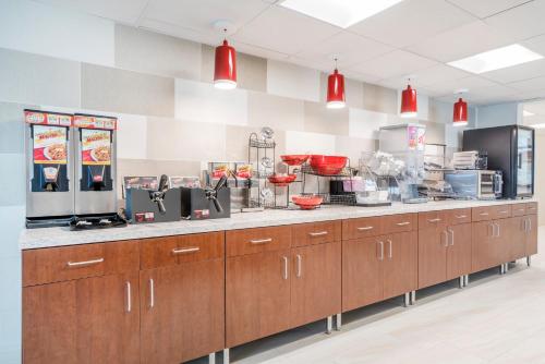 Ramada by Wyndham Minneapolis Golden Valley Image