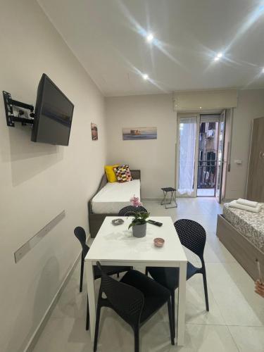 un petit salon avec une table et un canapé dans l'établissement Tarantella apartment, à Naples