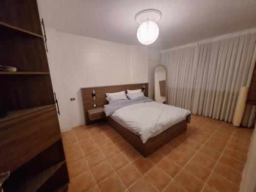 ein kleines Schlafzimmer mit einem Bett und einem Spiegel in der Unterkunft For Coffee Lovers in Kairo