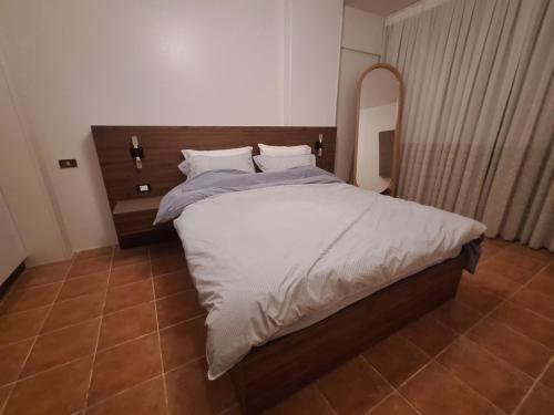 ein großes Bett in einem Schlafzimmer mit einem Spiegel in der Unterkunft For Coffee Lovers in Kairo
