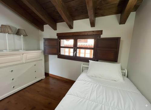 a bedroom with a bed and a window at Andrín Golf y Playa in Llanes